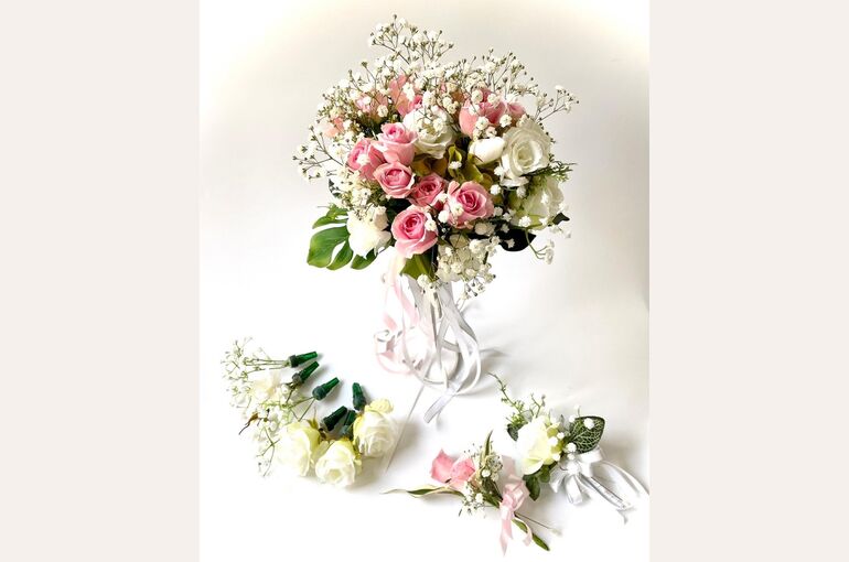 造花に生花のスプレイバラ,かすみ草をプラスしたブーケ