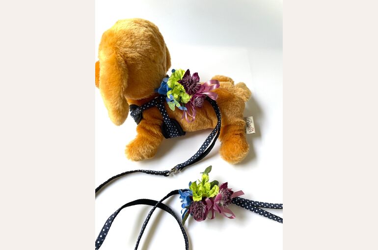 犬の花飾り
