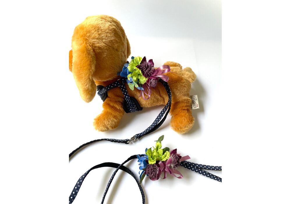 犬の花飾り